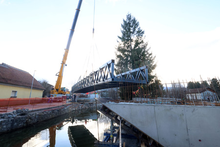 POSTAVITEV BRVI ČEZ CERKNIŠČICO 08 FOTO LJUBO VUKELIČ